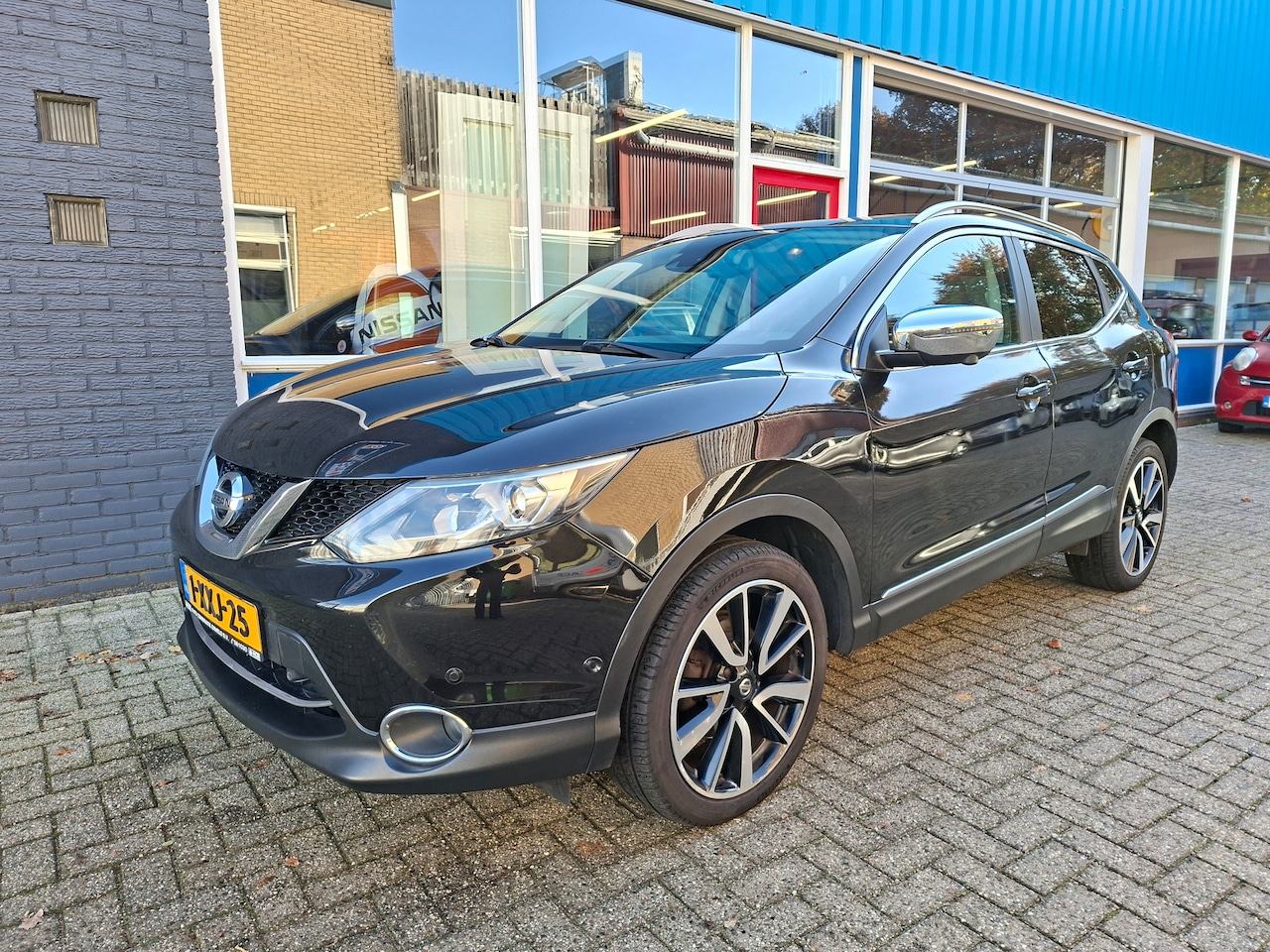 Nissan Qashqai - 1.2 Tekna + 360 Camera Trekhaak Panoramadak RIJKLAAR - AutoWereld.nl