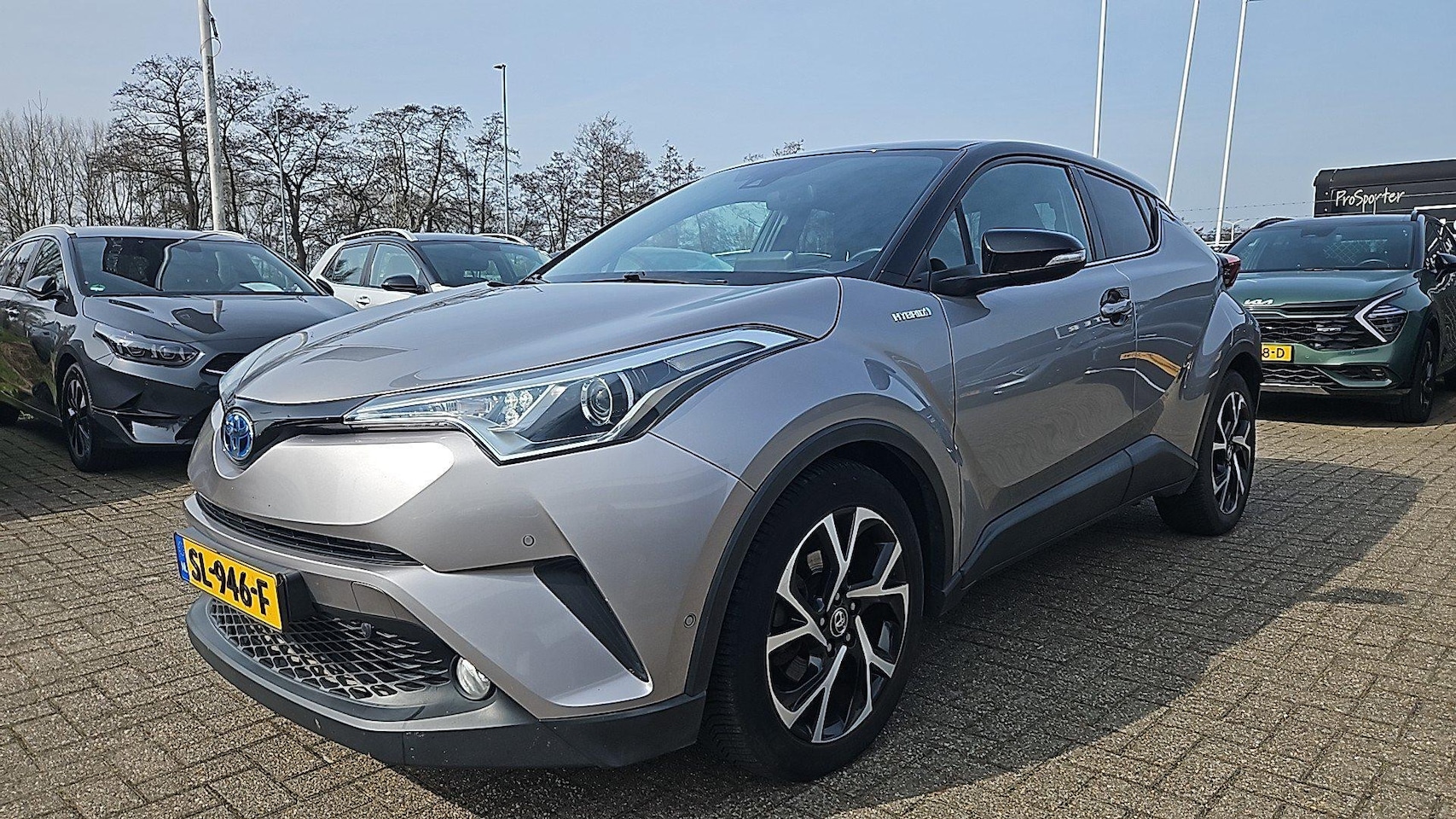 Toyota C-HR - 1.8 Hybrid Bi-Tone | Leder | Stoel- en stuurverwarming | 18" velgen | Adaptieve Cruise Con - AutoWereld.nl