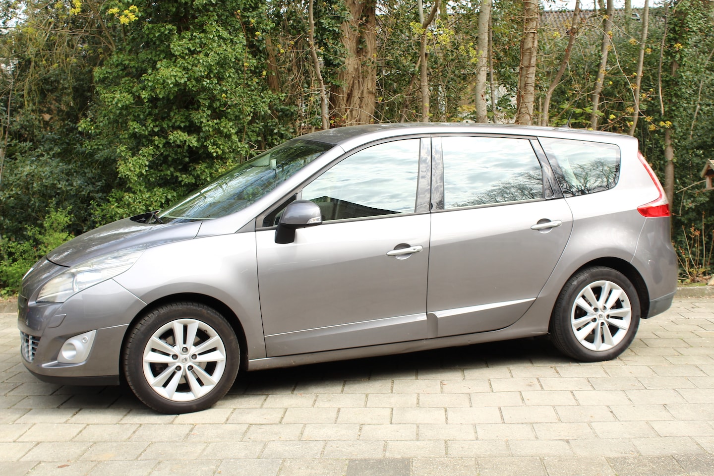 Renault Grand Scénic - 2.0 Privilege Automaat vol leer clima cruise navigatie trekhaak isofix enz. - AutoWereld.nl