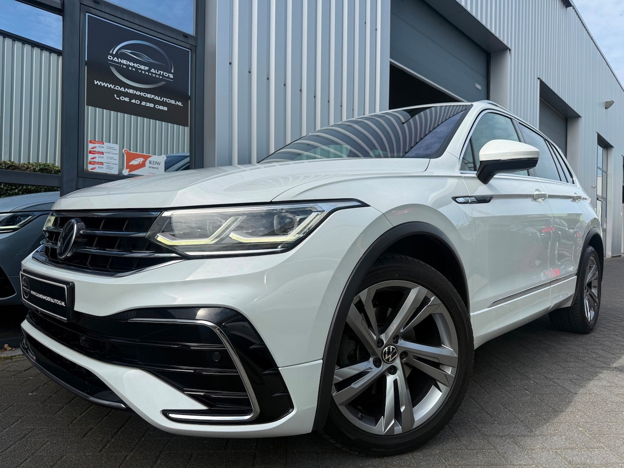 Volkswagen Tiguan - 1.5 TSI R-Line panoramadak parelmoer wit - AutoWereld.nl