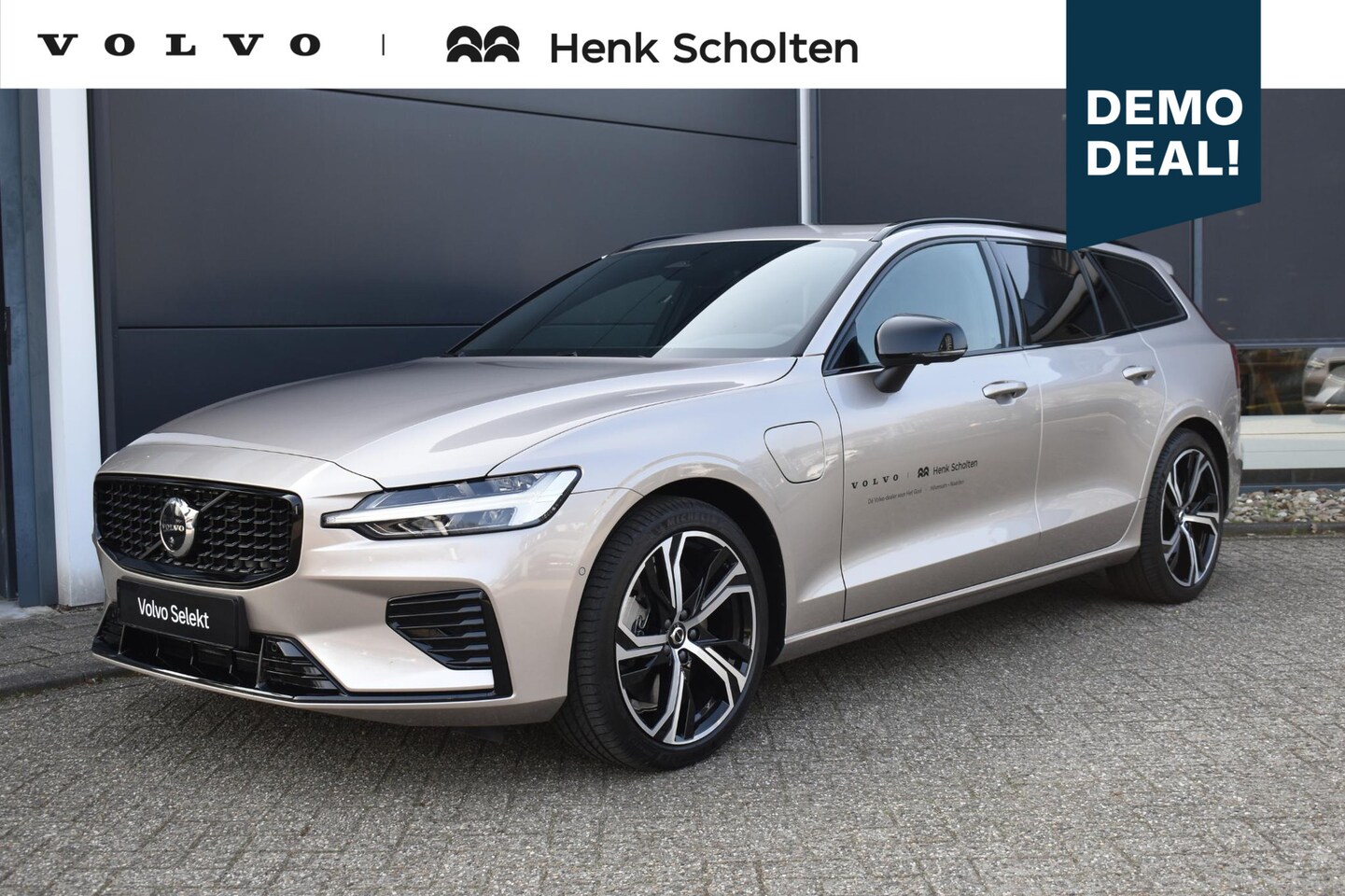 Volvo V60 - T8 Plug-in hybrid AWD Ultra Dark Panorama/schuifdak | 360 camera | Extra getint glas achte - AutoWereld.nl