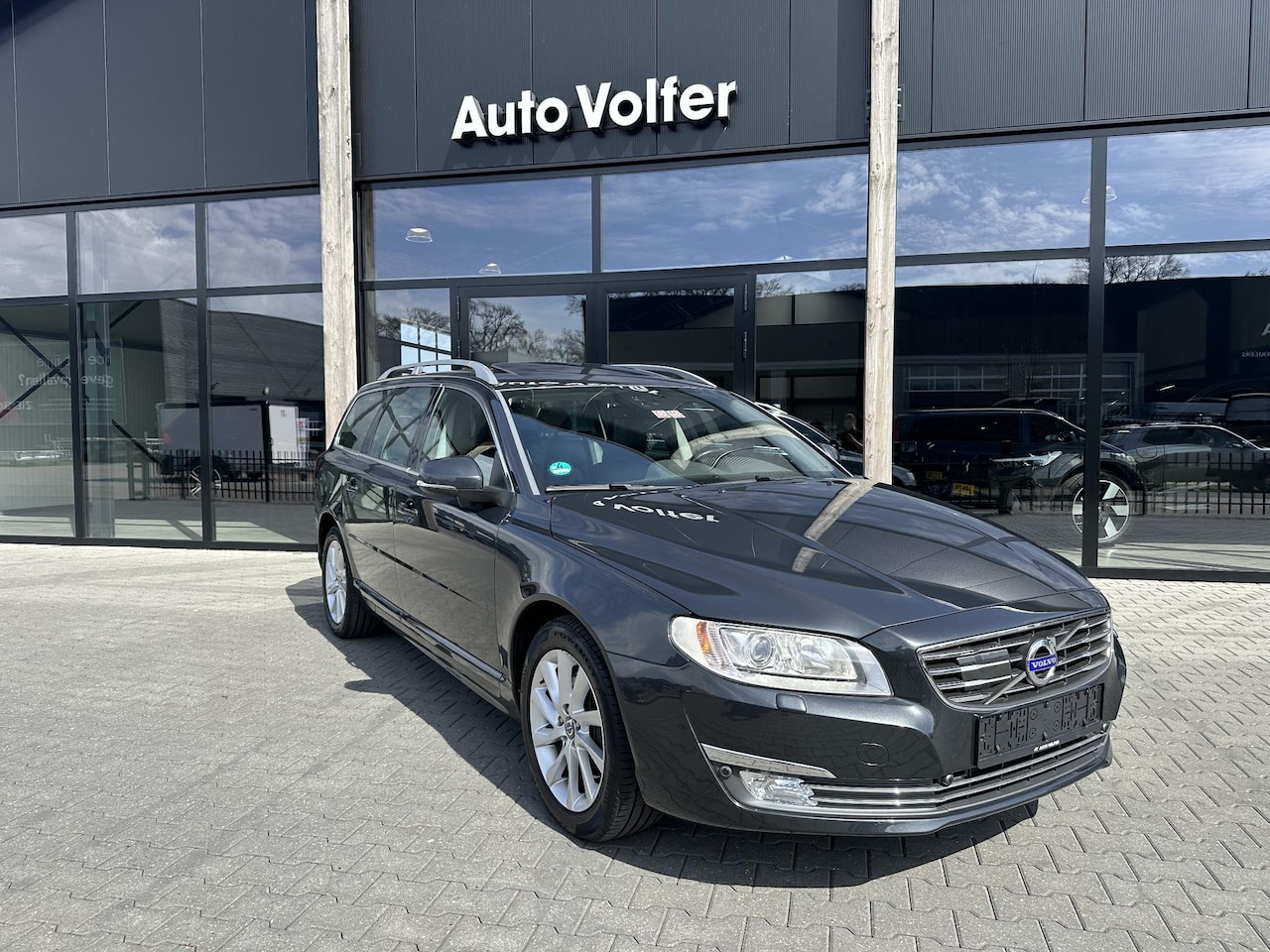 Volvo V70 - 2.4 D5 Summum ACC|open dak|blis|H&K - AutoWereld.nl