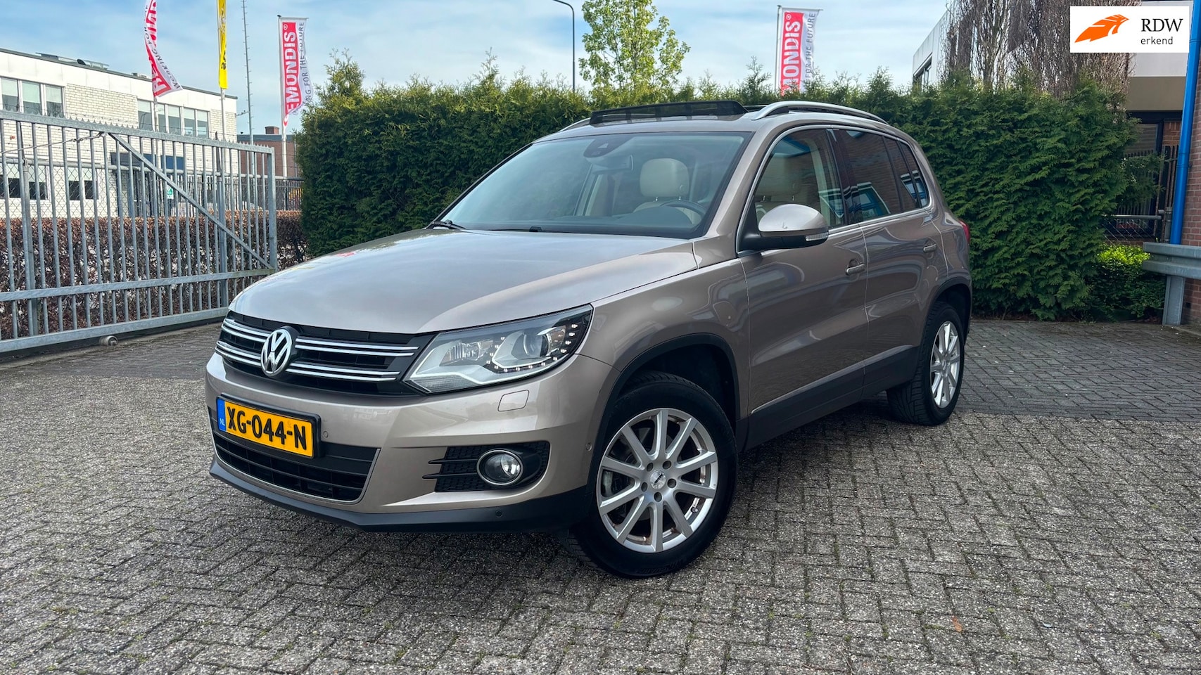 Volkswagen Tiguan - 2.0 TSI Sport&Style 4Motion, Pano, DSG, Stoelvw, Trekhaak - AutoWereld.nl