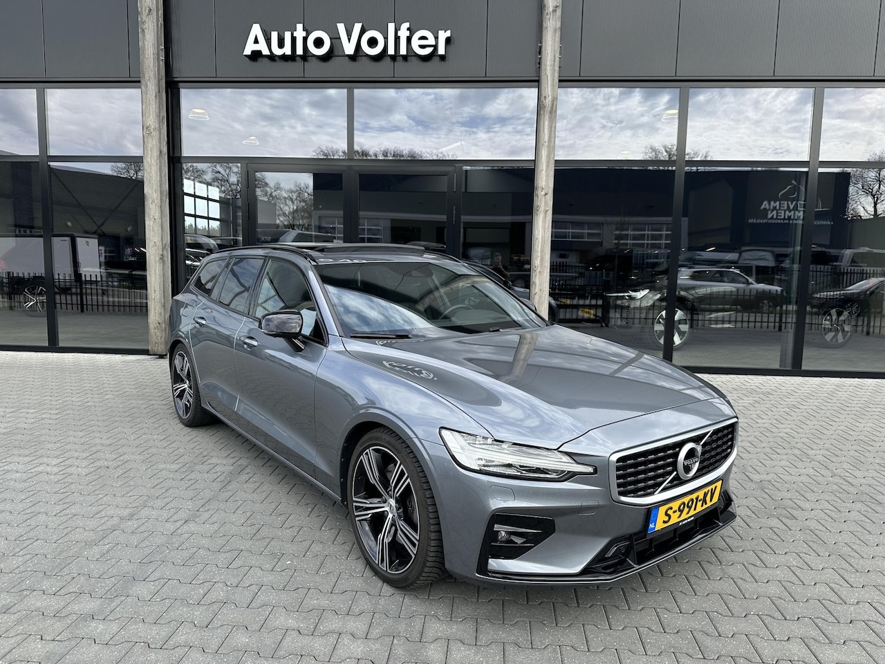 Volvo V60 - 2.0 T6 AWD R-Design benzine B&W|Pano|ACC - AutoWereld.nl