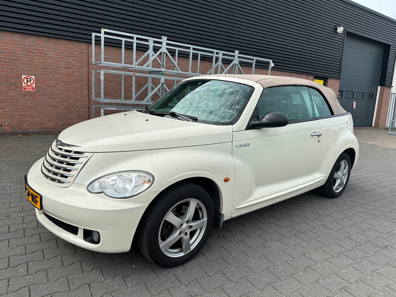 Chrysler PT Cruiser Cabrio - 2.4i Limited mooie auto 4pers cabrio - AutoWereld.nl