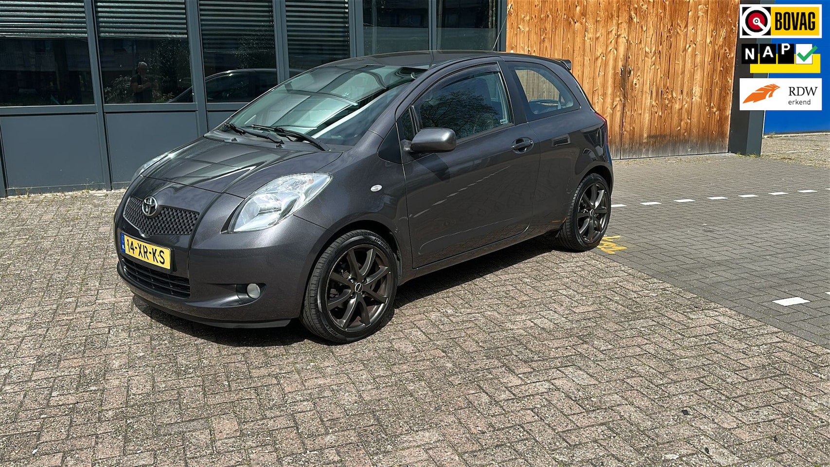 Toyota Yaris - 1.3 VVTi Sol sportieve uitvoering - AutoWereld.nl