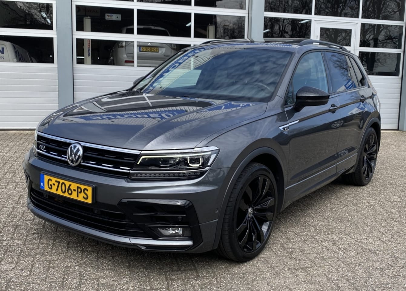 Volkswagen Tiguan - 1.5 TSI R-Line Pano/20inc/Carplay/Trekhaak/Camera/Stoelverw. - AutoWereld.nl