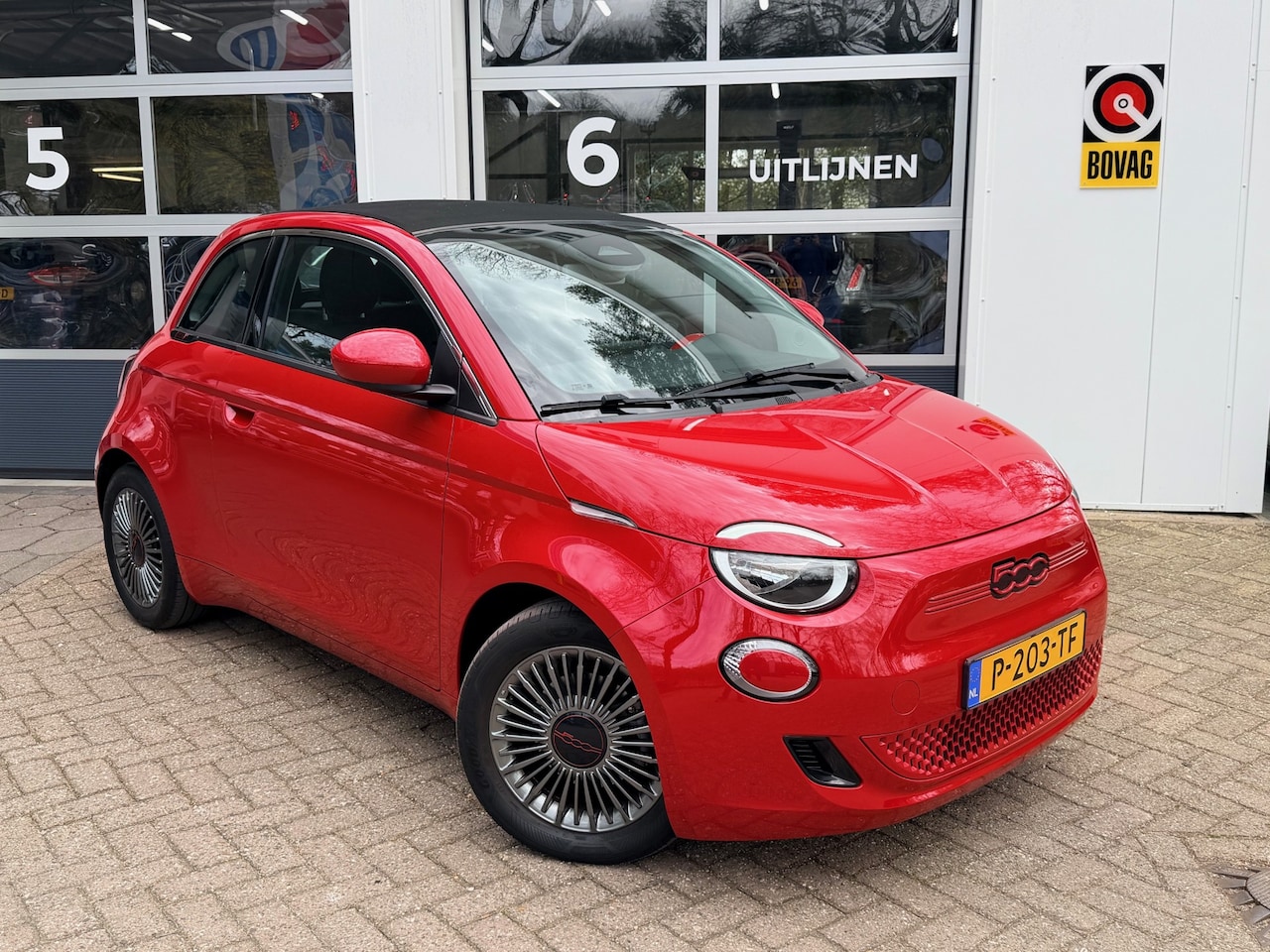 Fiat 500 C - RED 42 kWh/ Navi/ ECC/ PDC? Apple Car Play - AutoWereld.nl