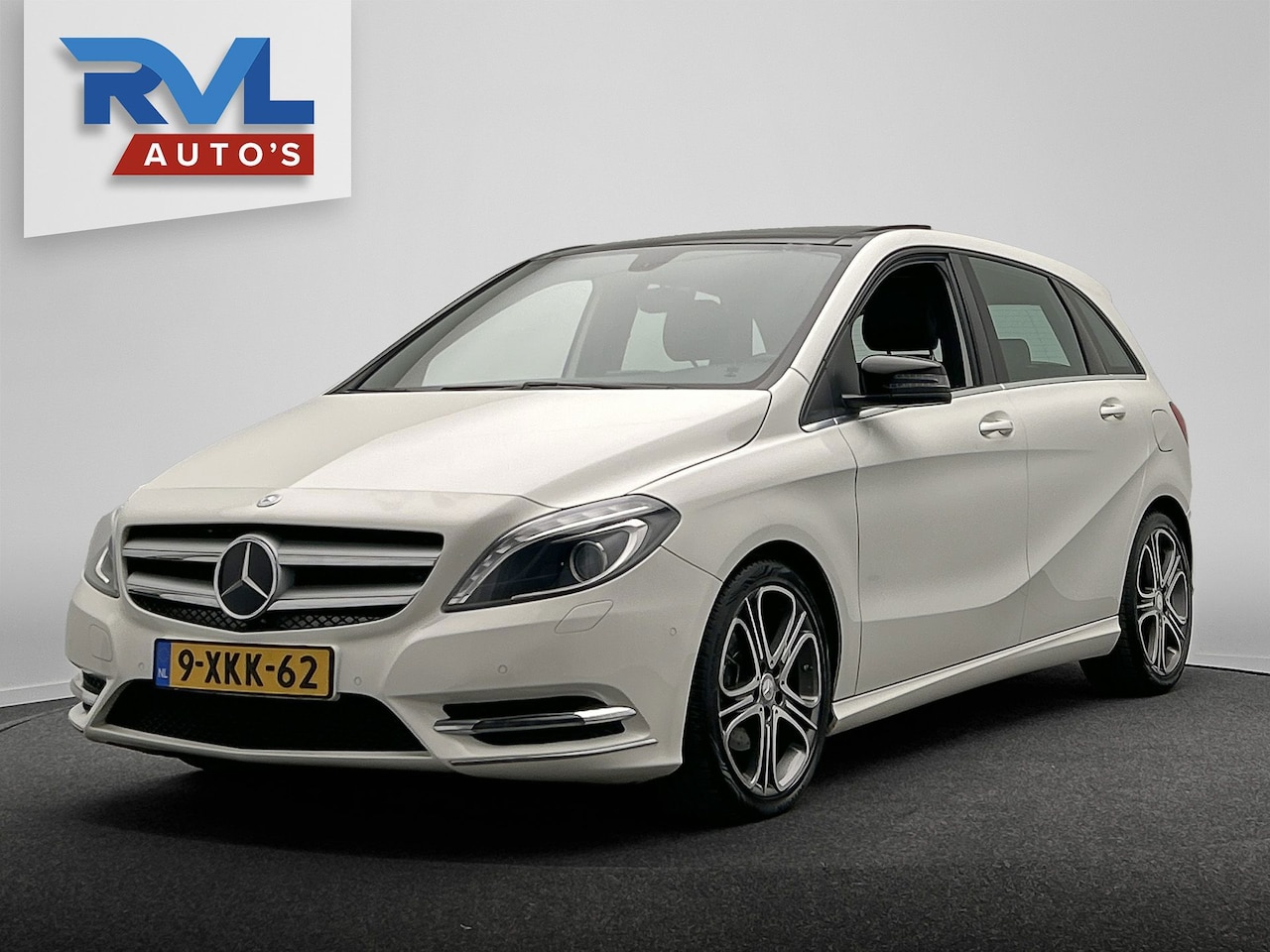 Mercedes-Benz B-klasse - 180 Ambition Comfort | Automaat | Origineel Nederlands | Trekhaak | Panorama dak | Navigat - AutoWereld.nl