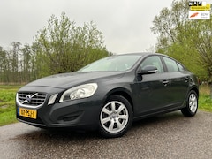 Volvo S60 - 1.6 T4 Kinetic Automaat / 2e Eigenaar / Navigatie / Clima / Trekhaak / Goed Onderhouden /