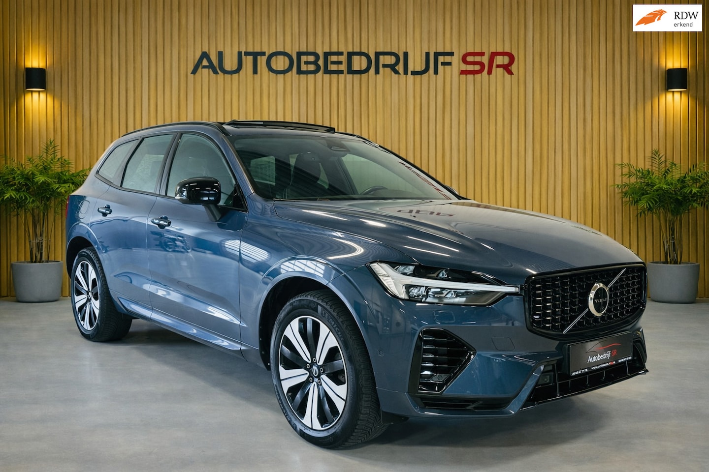 Volvo XC60 - 2.0 T8 Plug-in hybrid R-Design Facelift 455PK Ultimate Dark 360 Camera Vol opties! - AutoWereld.nl