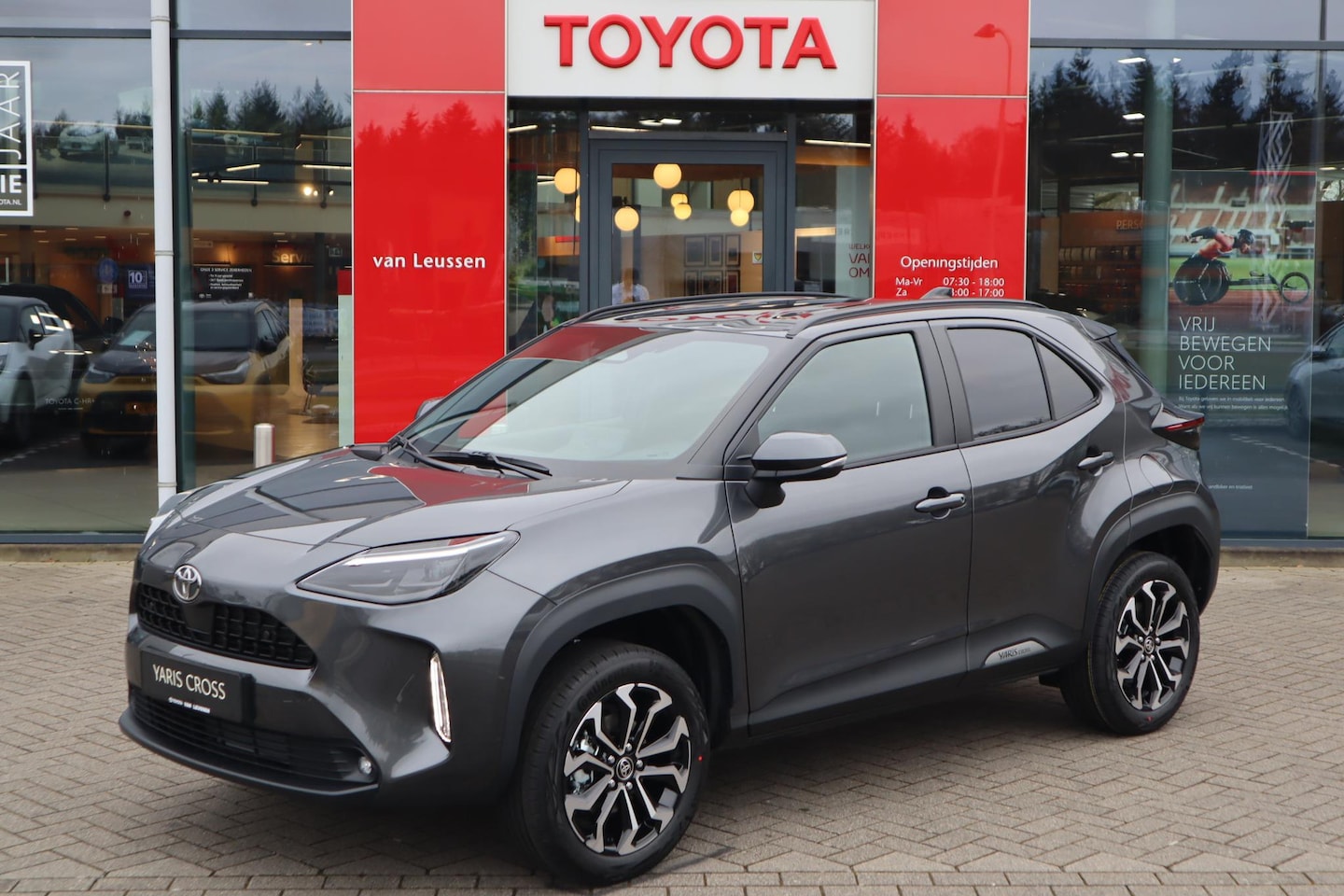 Toyota Yaris Cross - HYBRID 115 DYNAMIC NIEUW DIRECT LEVERBAAR! STOEL/STUURVERW PARK-SENSOREN BLIND SPOT KEYLES - AutoWereld.nl