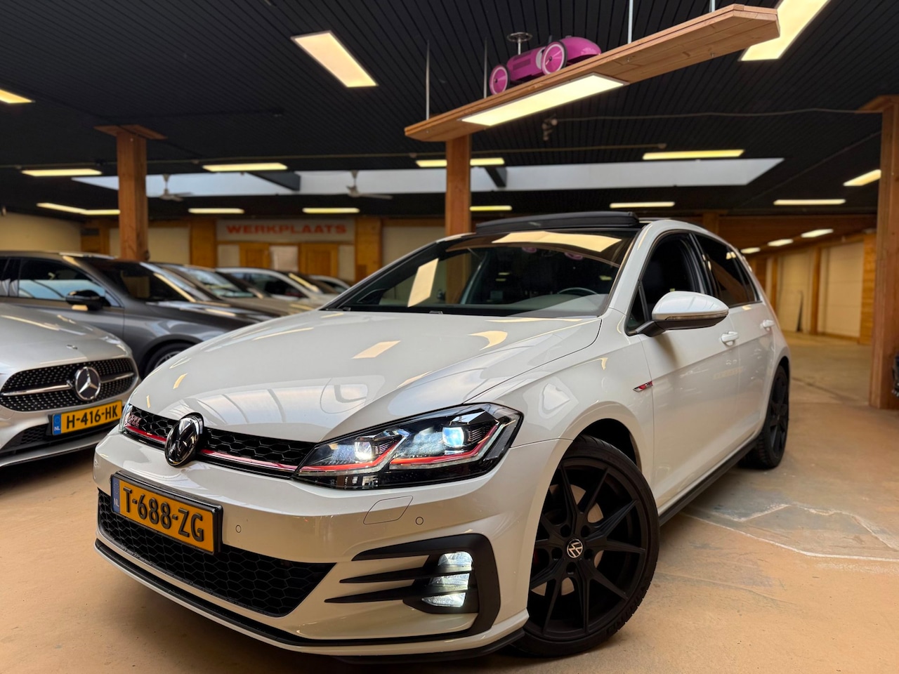 Volkswagen Golf - 2.0 TSI GTI Performance Keyless Trekhaak Pano Lane Assist - AutoWereld.nl