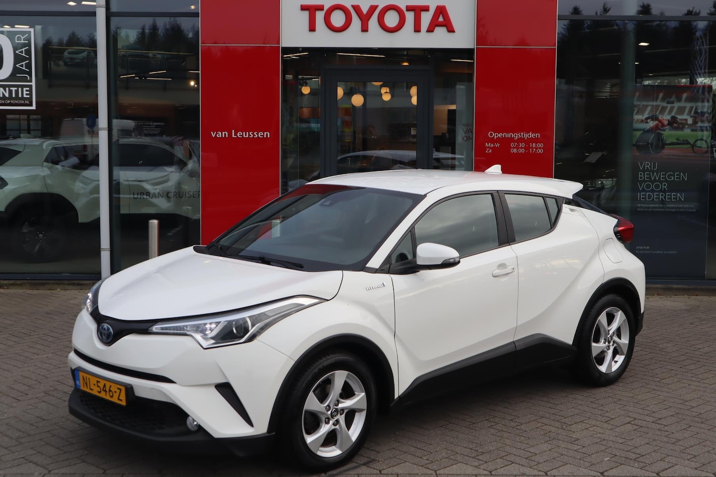 Toyota C-HR - 1.8 HYBRID DYNAMIC AFN-TREKHAAK KEYLESS CLIMA AD-CRUISE 17"LM-VELGEN GROOTLICHT-ASSISTENT - AutoWereld.nl