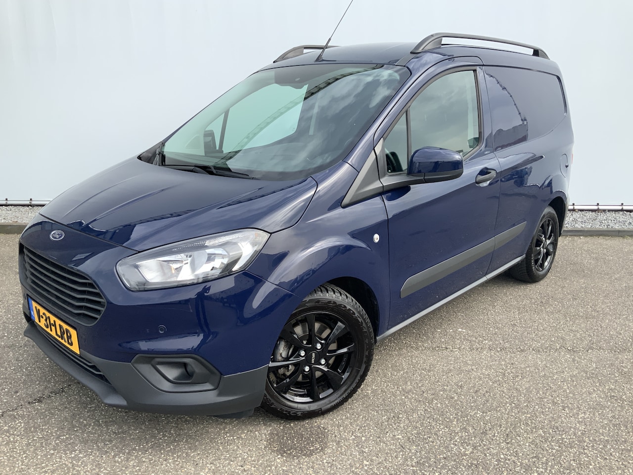 Ford Transit Courier - 1.0 Limited EcoBoost S&S BENZINE Airco Cruise Navi Trekhaak 850 kg Alu Velg Euro 6 - AutoWereld.nl
