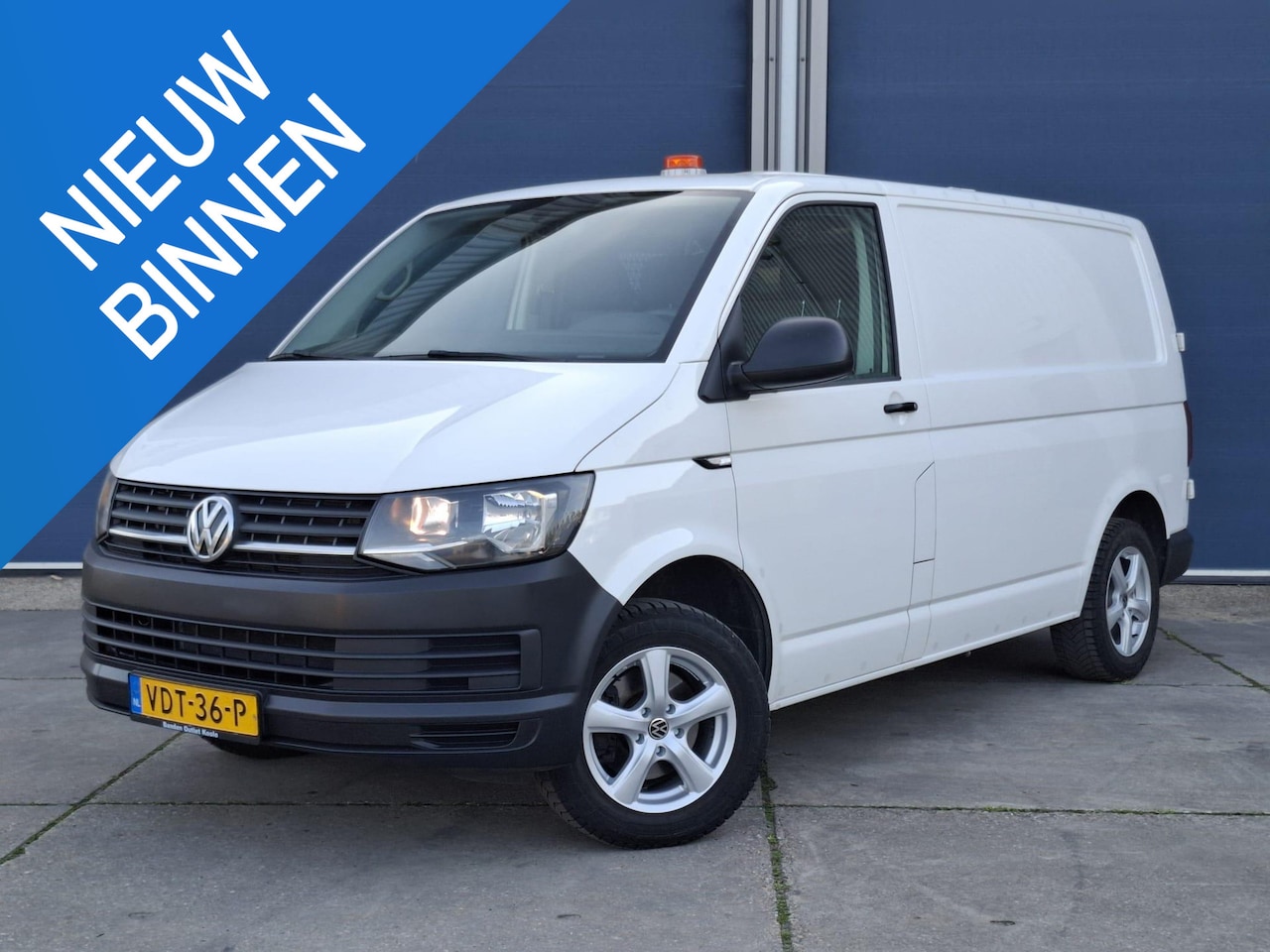 Volkswagen Transporter - 2.0 TDI L1H1 Highline AIRCO / TREKHAAK / 3 ZITS / EURO 6 / N.A.P - AutoWereld.nl