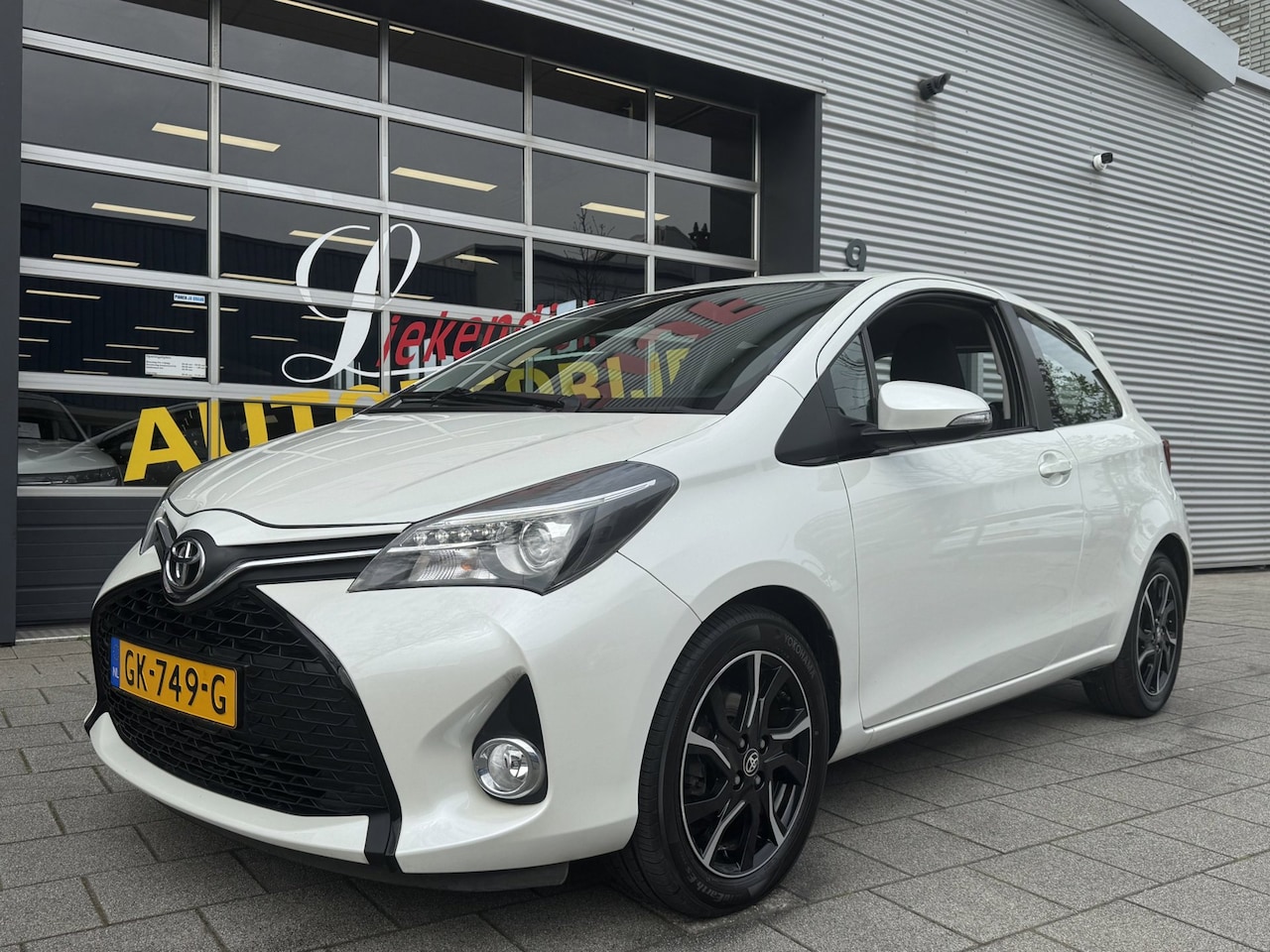 Toyota Yaris - 1.3 VVT-i Dynamic - Navigatie I Sport velgen I Xenon I Achteruitrij Camera I Sport pakket - AutoWereld.nl