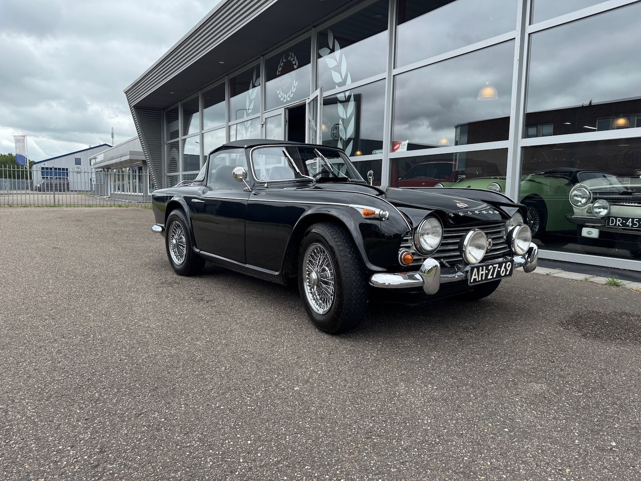 Triumph TR4 - TR4A met overdrive en surreytop - AutoWereld.nl
