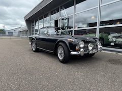 Triumph TR4 - TR4A met overdrive en surreytop