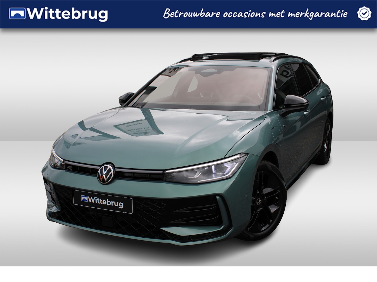 Volkswagen Passat Variant - 1.5 eHybrid 272pk R-Line DSG Automaat Black Style / Panoramadak / LM 18 inch / Massagestoe - AutoWereld.nl