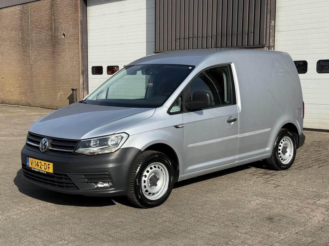 Volkswagen Caddy - 2.0 TDI / L1H1 / Comfortline / Navi / Cr.contr. / Betimmering vakken / NAP / Boekjes aanwe - AutoWereld.nl