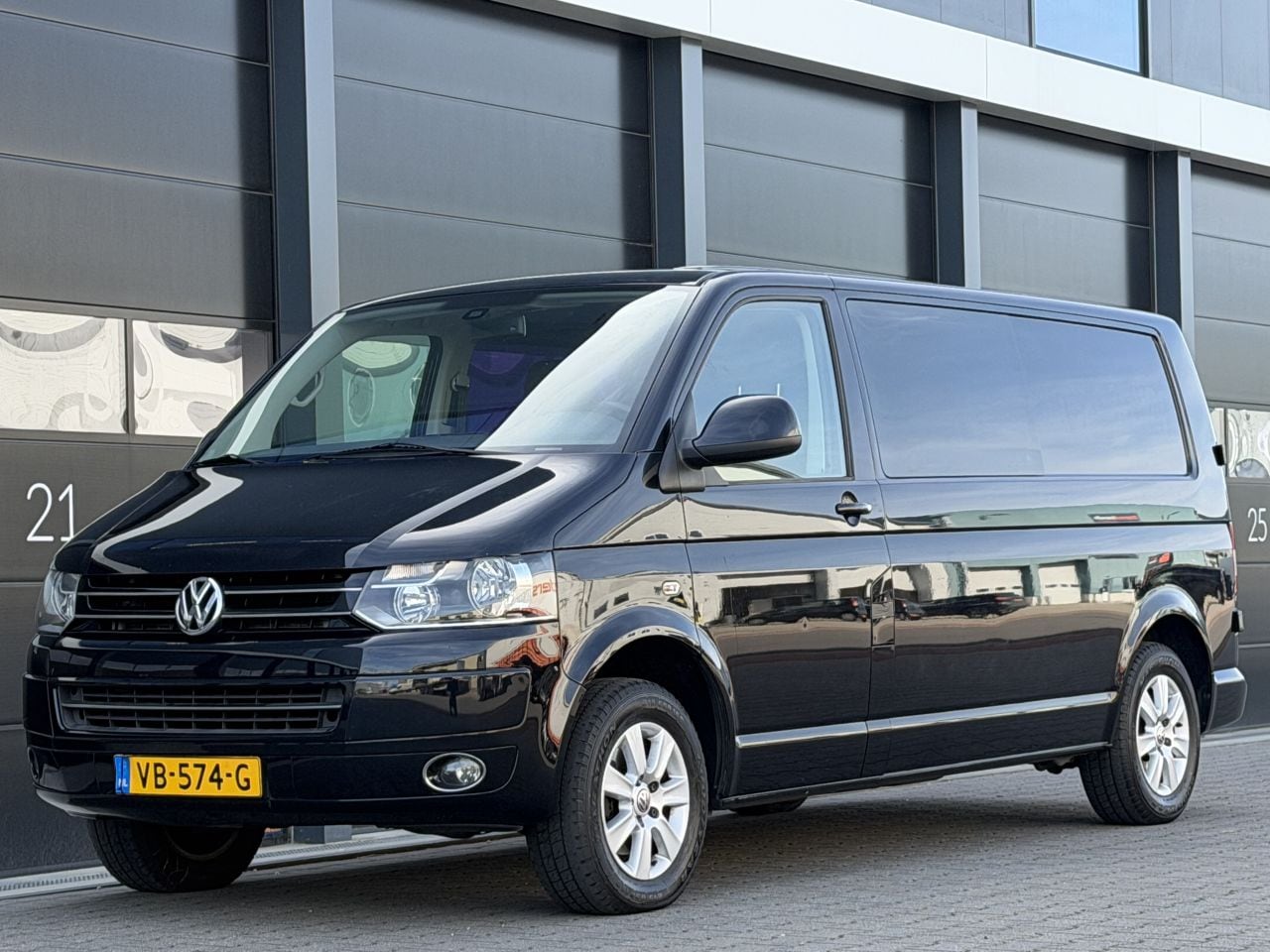 Volkswagen Transporter - 2.0 TDI L2-H1 DC 5-PERS AUTOMAAT - AutoWereld.nl