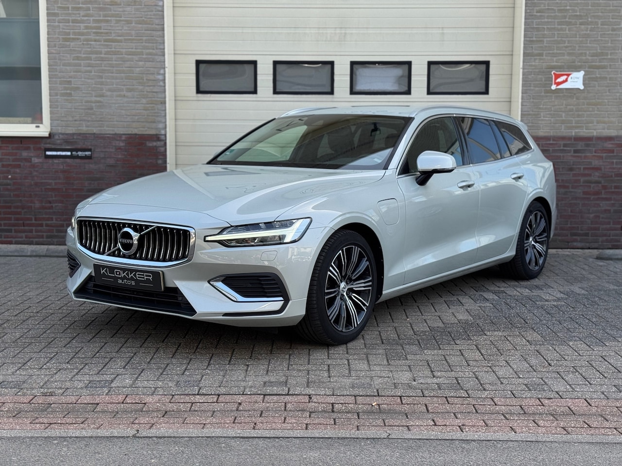 Volvo V60 - 2.0 T8 Twin Engine AWD Inscription ACC Dodehoek Trekhaak - AutoWereld.nl