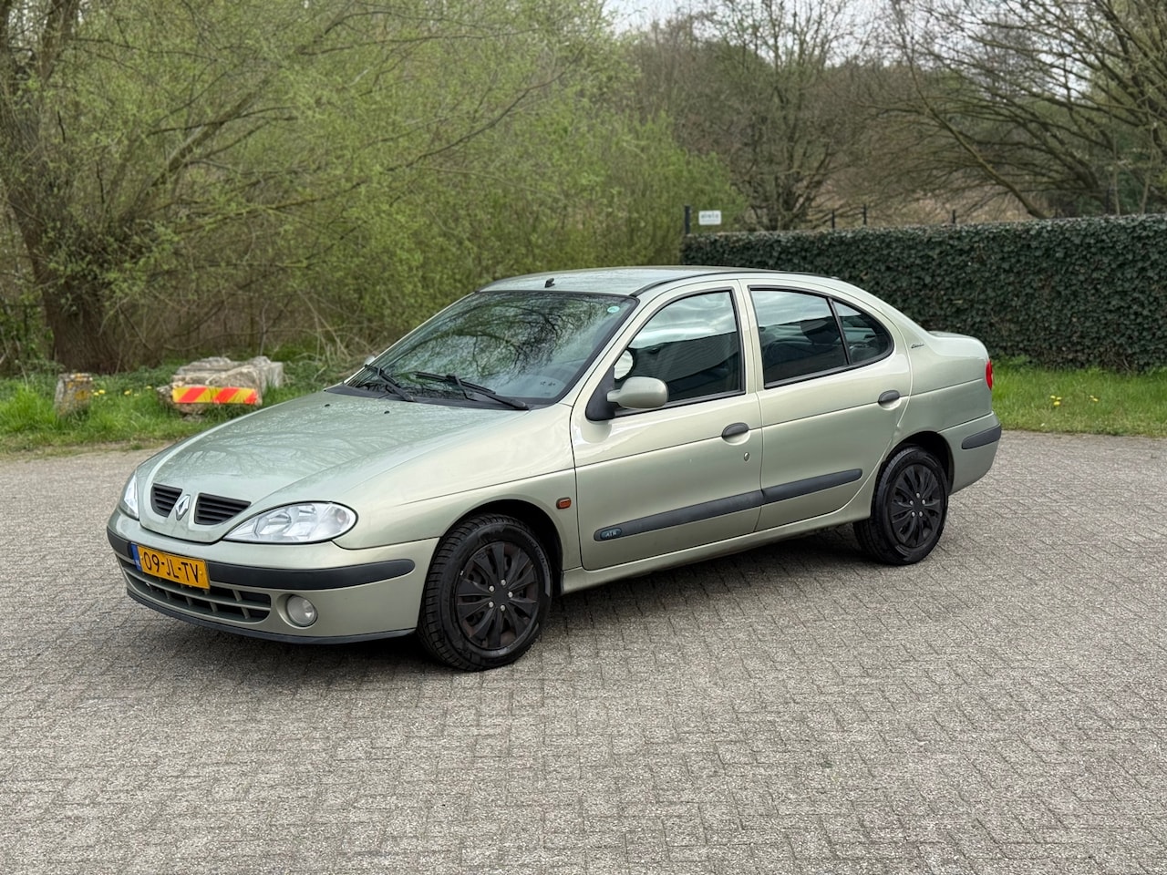 Renault Mégane - 1.4-16V Expression AIRCO I BLUETOOTH I NIEUWE APK I RIJDT GOED - AutoWereld.nl