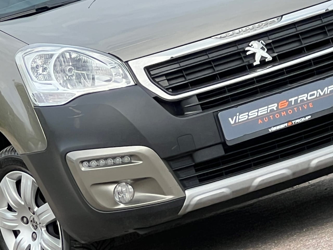 Peugeot Partner Tepee - 1.2 PureTech 110pk Outdoor - Nocciola metallic - Nav/Clima/Cruise - AutoWereld.nl