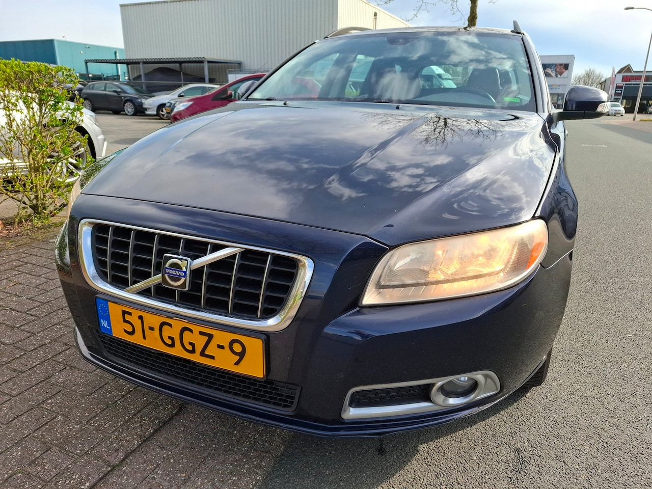 Volvo V70 - 2.4 D5 Momentum AUTOMAAT/CLIMA/CRUISE/LEDER! - AutoWereld.nl