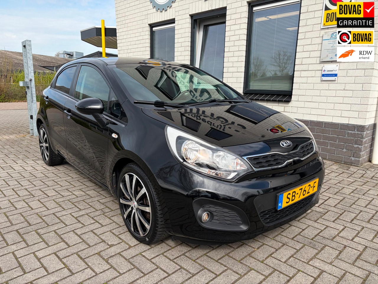 Kia Rio - 1.4 CVVT ExecutiveLine / Climate Controle / Cruise Controle / LM velgen / Telefoon - AutoWereld.nl