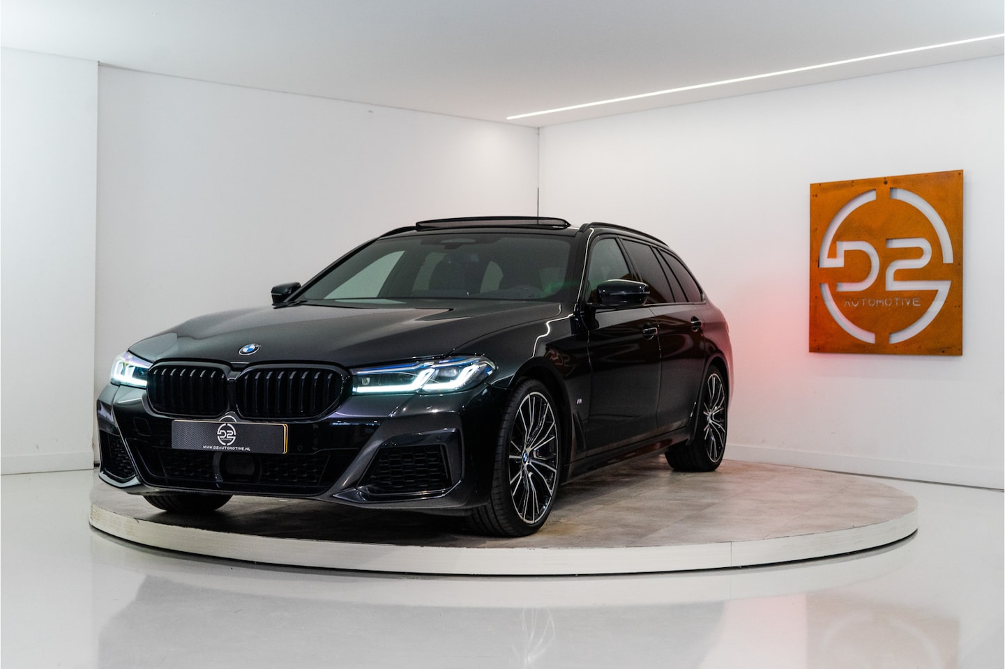 BMW 5-serie Touring - 540i xDrive High Executive M Sport 334PK | Vierwiel sturing | Laser | Pano | HUD | Sfeer | - AutoWereld.nl