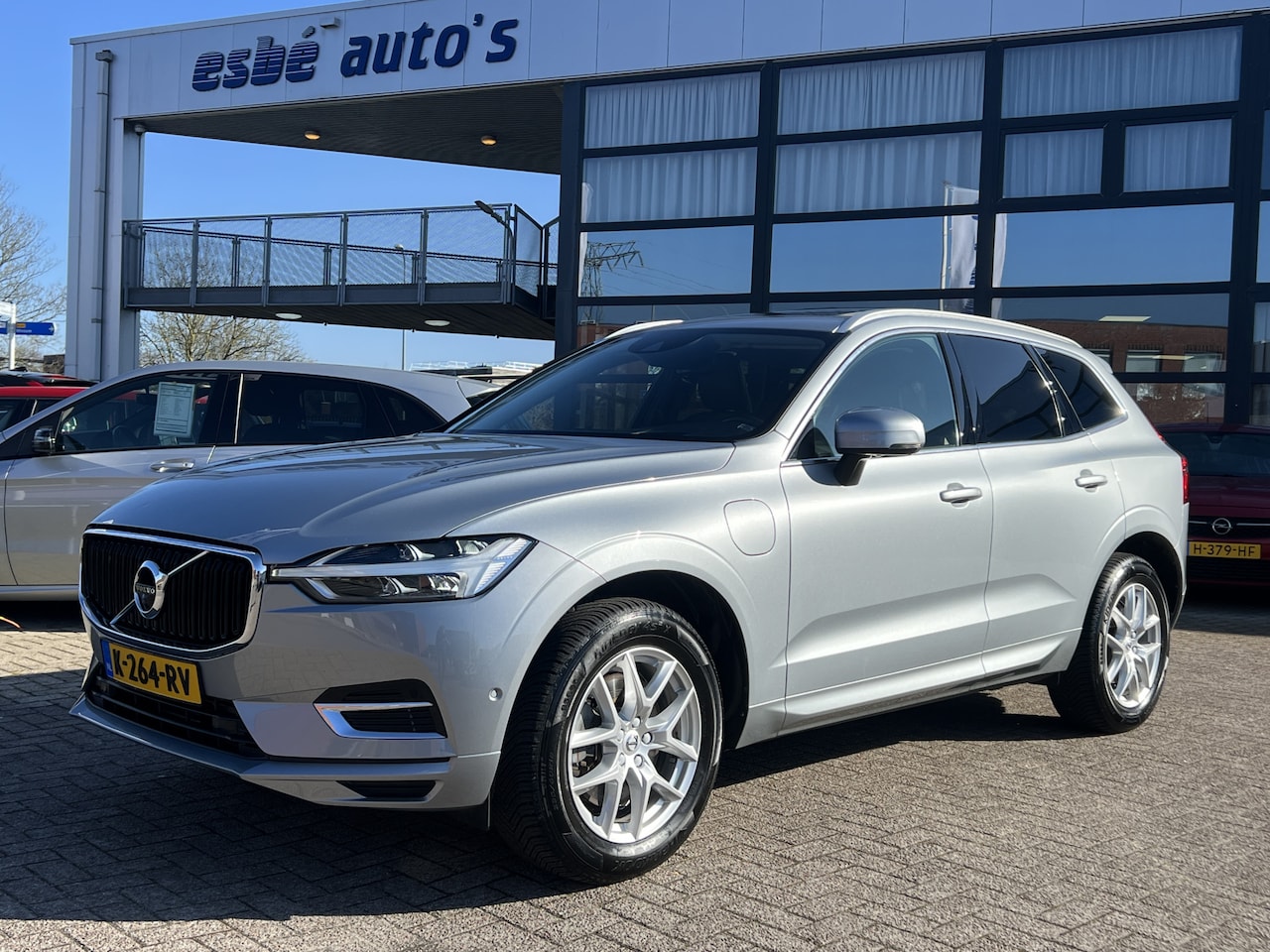 Volvo XC60 - 2.0 T8 390 pk AWD Momentum Panoramadak Luchtvering Trekhaak Navigatie Elek Stoel + Verwarm - AutoWereld.nl
