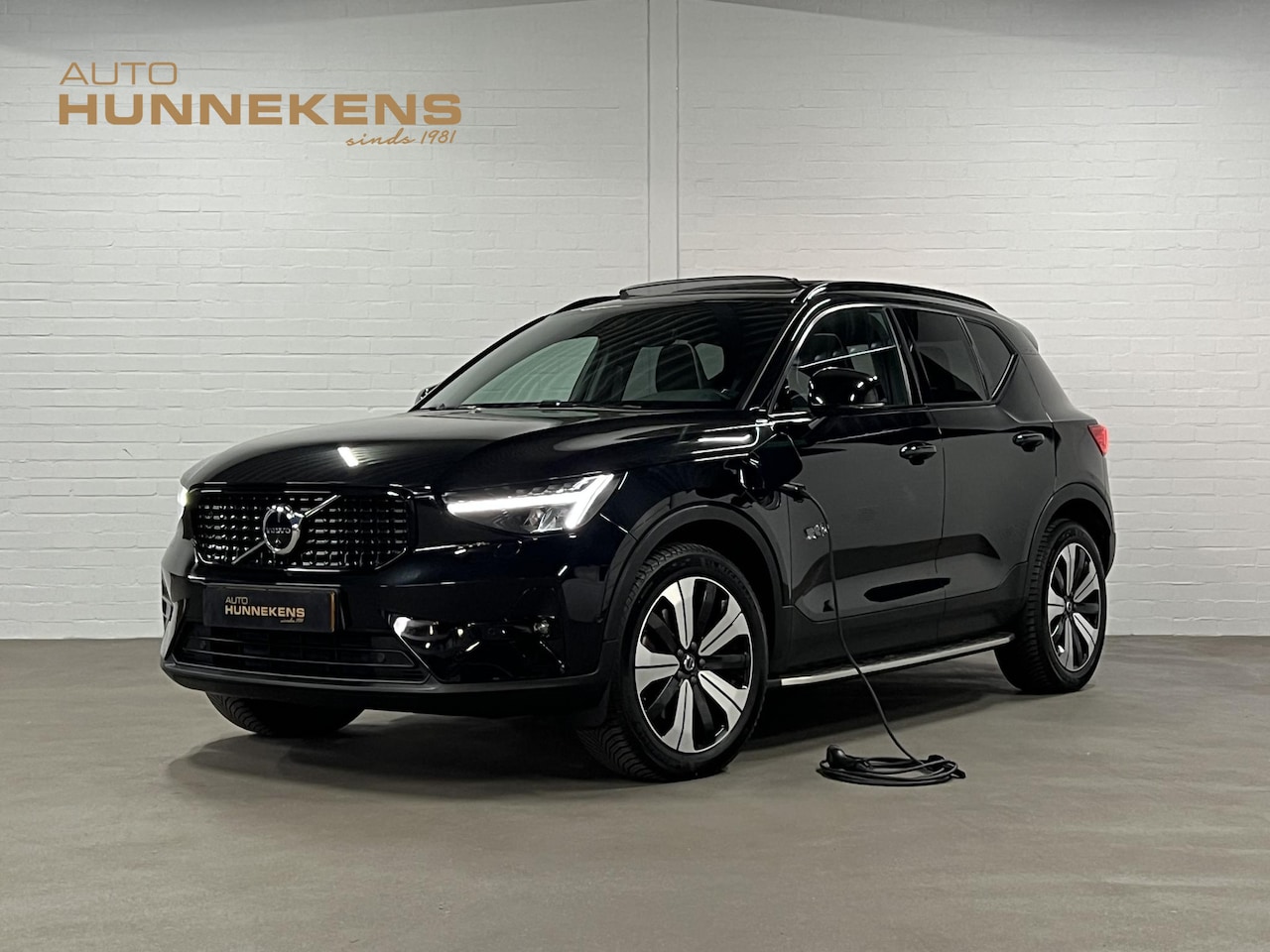 Volvo XC40 - 1.5 T5 Plug-in hybrid Ultimate Dark Trekhaak | Open dak | Adapt. cruise | 360 camera | Stu - AutoWereld.nl