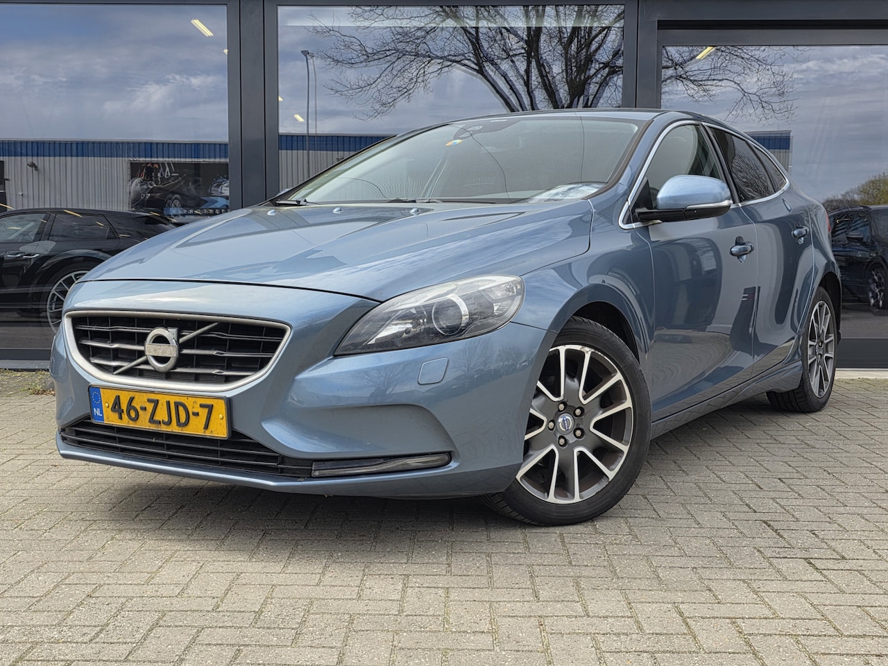 Volvo V40 - 1.6 D2 Summum + XENON + LEER + CAMERA + SOUNDSYSTEEM - AutoWereld.nl