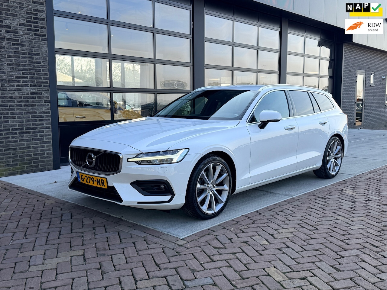 Volvo V60 - 2.0 T4 Momentum Pro | Navi | DAB+ | Camera | LED | - AutoWereld.nl