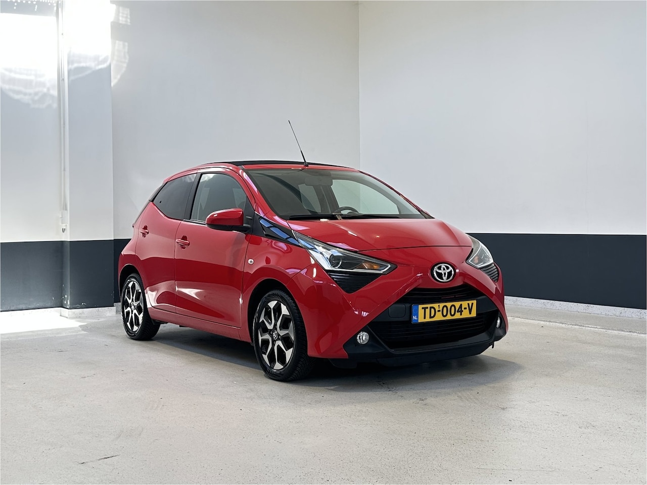 Toyota Aygo - 1.0 VVT-i x-first | NL | Apple Carplay Android Auto | Camera | LM velgen | - AutoWereld.nl