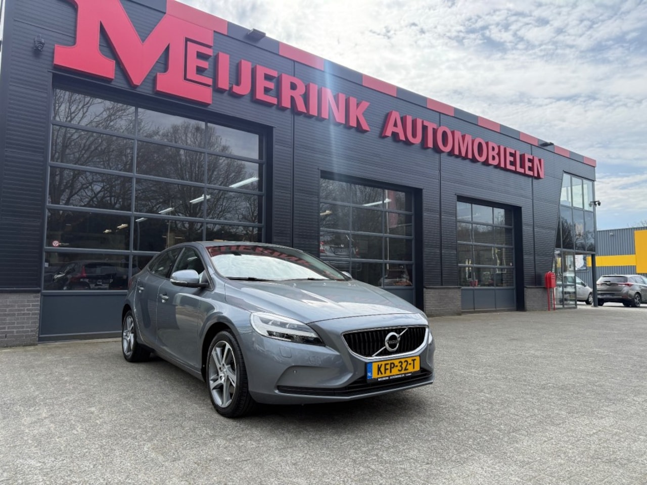 Volvo V40 - 2.0 T3  NORDIC+ BJ.2017 CLIMA NAVI CAMERA TREKHAAK - AutoWereld.nl