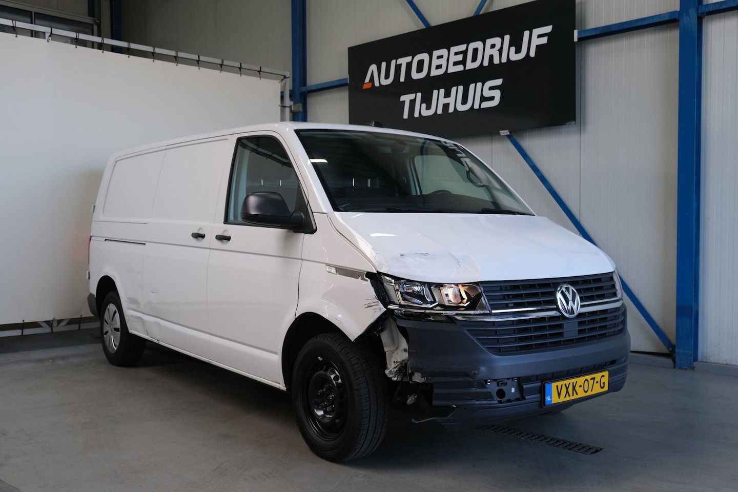 Volkswagen Transporter - 2.0 TDI L2H1 28 > Schade < - AutoWereld.nl