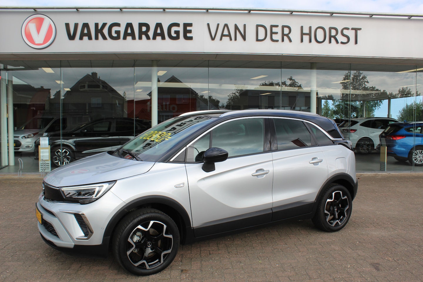 Opel Crossland - 1.2-110pk Turbo 'Elegance'. Mooie en luxe hoogzitter met weinig km's ! Volautm. airco dual - AutoWereld.nl
