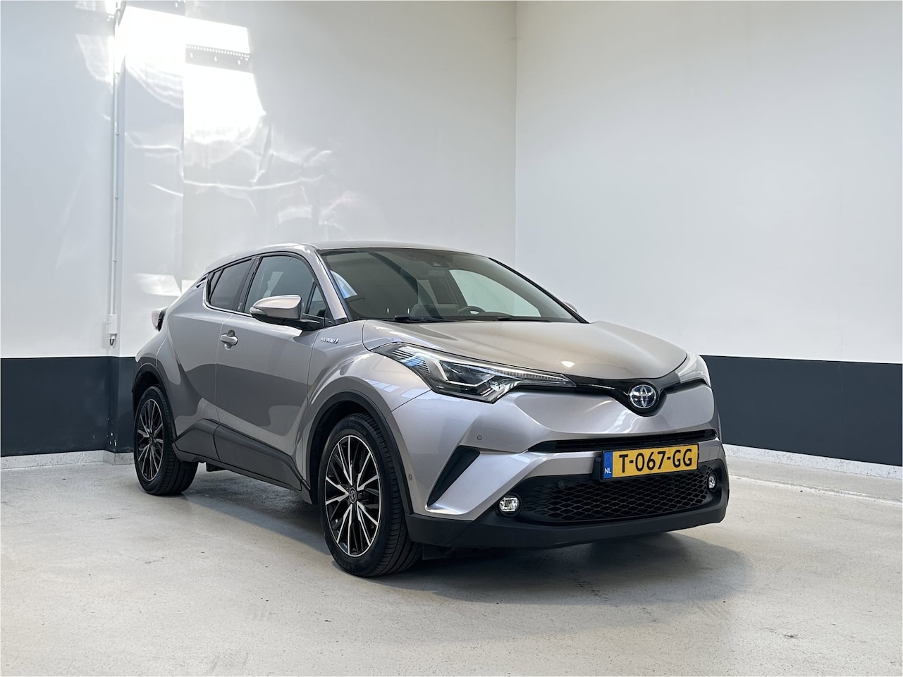 Toyota C-HR - 1.8 Hybrid Adventure | Navigatie | LM velgen | Automatisch inparkeren | - AutoWereld.nl