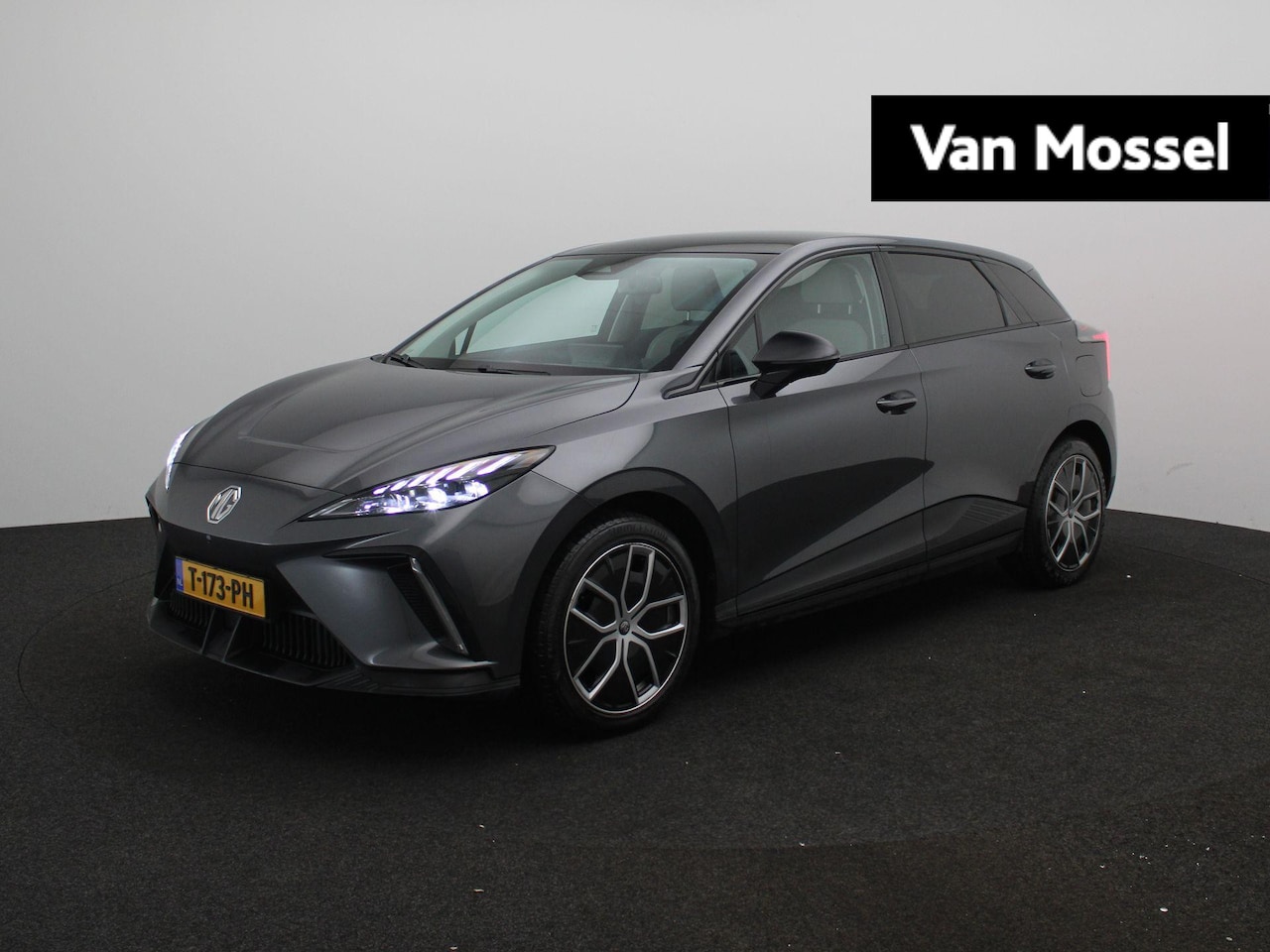 MG MG4 - Luxury 64 kWh | Carplay | Stoelverwarming | Stuurverwarming | Camera | Led Verlichting | - AutoWereld.nl