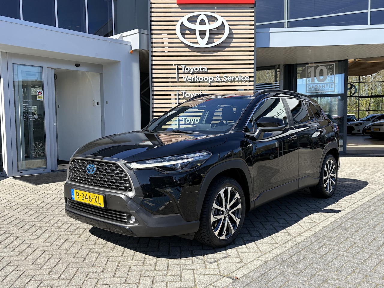 Toyota Corolla Cross - 2.0 HYBRID 184PK FIRST-EDITION BLIND-SPOT EL-ACHTERKLEP LM-VELGEN KEYLESS PARK-SENSOREN ST - AutoWereld.nl