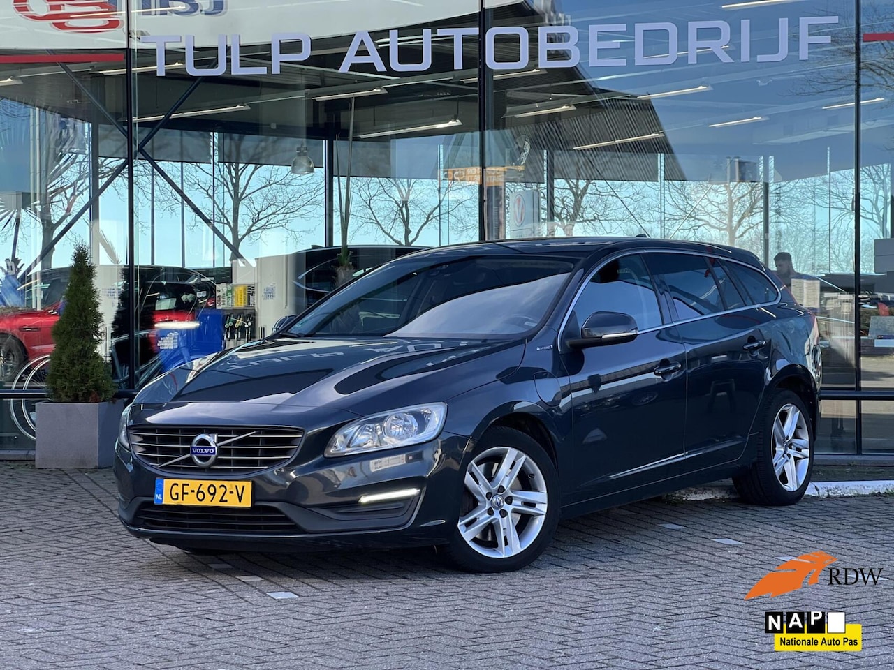 Volvo V60 - 2.4 D6 Twin Engine Momentum Clima Cruise NAP - AutoWereld.nl