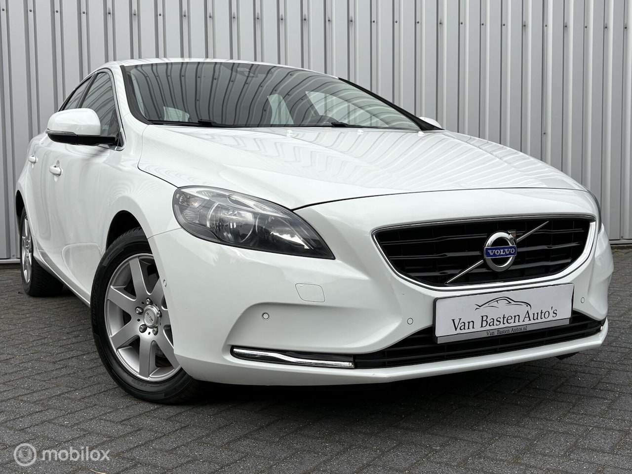 Volvo V40 - 1.6 T2 Momentum | Camera | Navi | Trekhaak | PDC | 2015 | 120pk | Bluetooth | Volledige hi - AutoWereld.nl