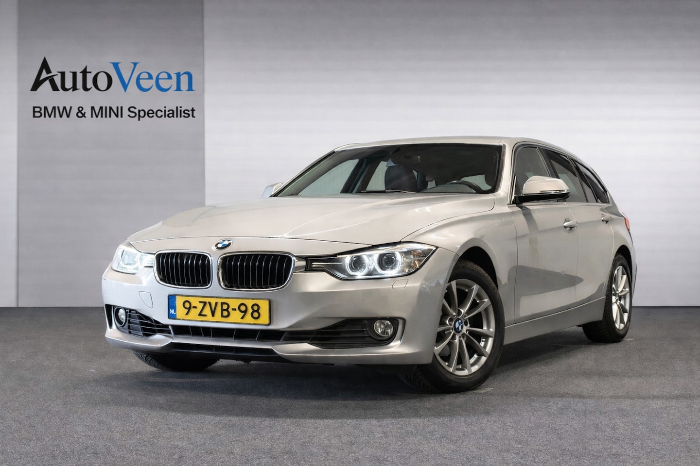 BMW 3-serie Touring - 320i Executive (LED, NL AUTO, TREKHAAK, GROOT NAVI, ELEK. KOFFERBAK) - AutoWereld.nl