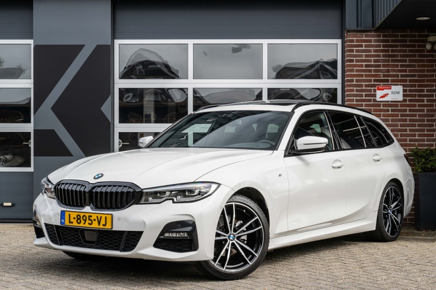 BMW 3-serie - 320 320d M Sport | Panorama | Trekhaak | ACC | Live Cockpit Pro | Shadow Line | Stoelverwa - AutoWereld.nl