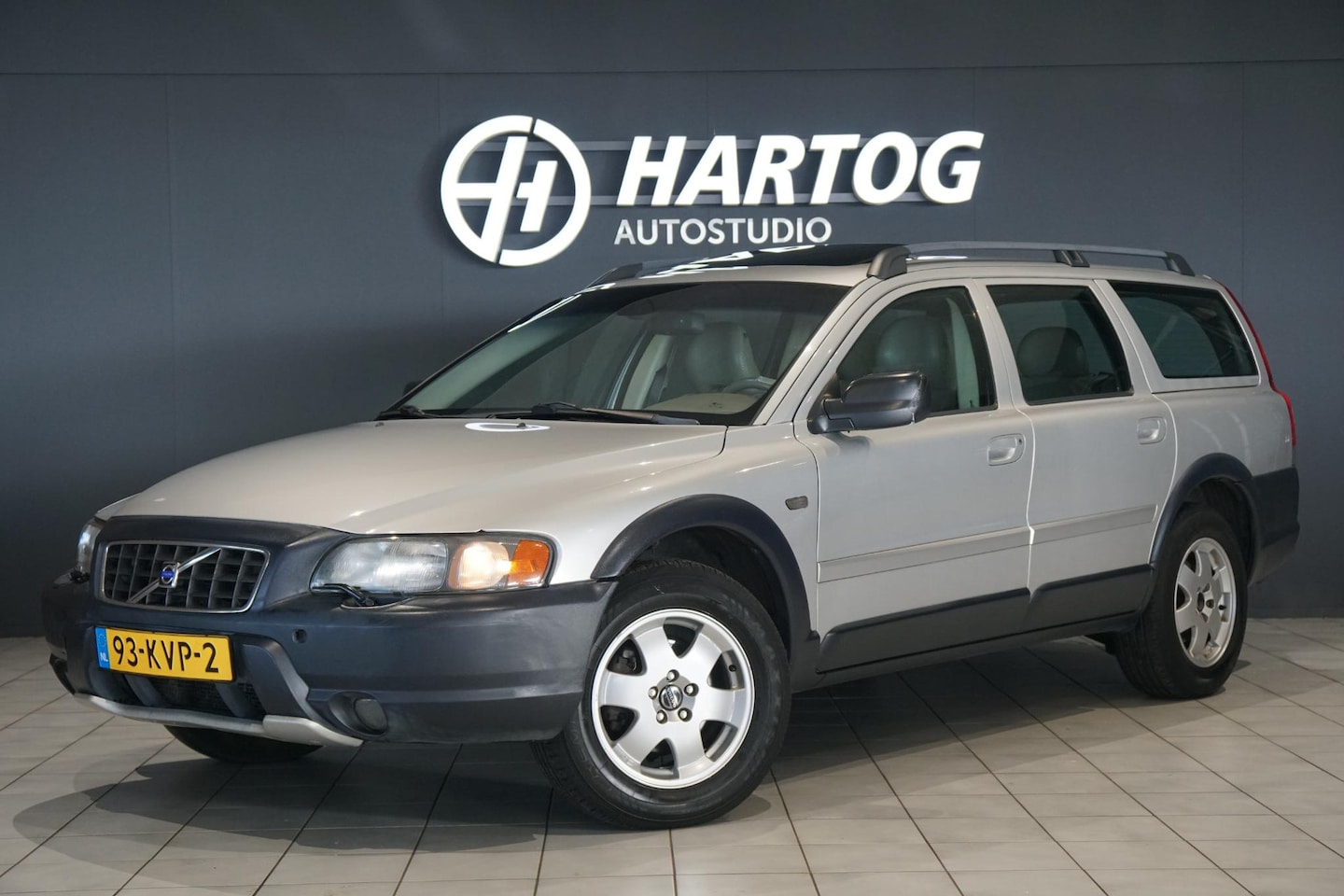 Volvo XC70 - 2.5 T + SCHUIFDAK / TREKHAAK / STOELVERWARMING / PDC - AutoWereld.nl