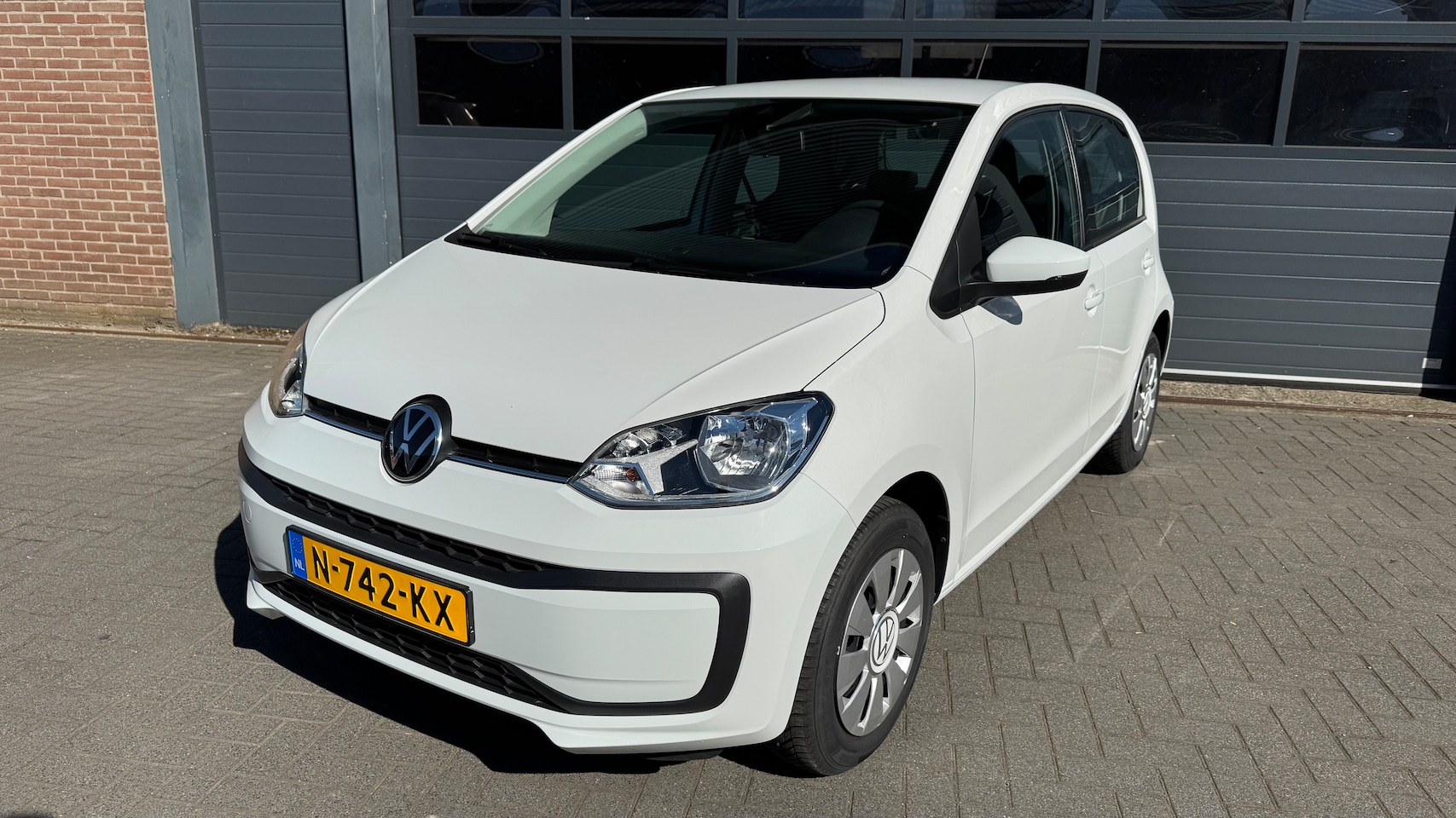 Volkswagen Up! - 1.0 CRUISE CONTROL/PDC/CAMERA/ECC/LANE ASSIST/DAB/ALL SEASON