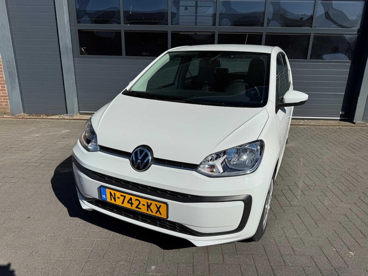 Volkswagen Up! - 1.0 CRUISE CONTROL/PDC/CAMERA/ECC/LANE ASSIST/DAB/ALL SEASON - AutoWereld.nl